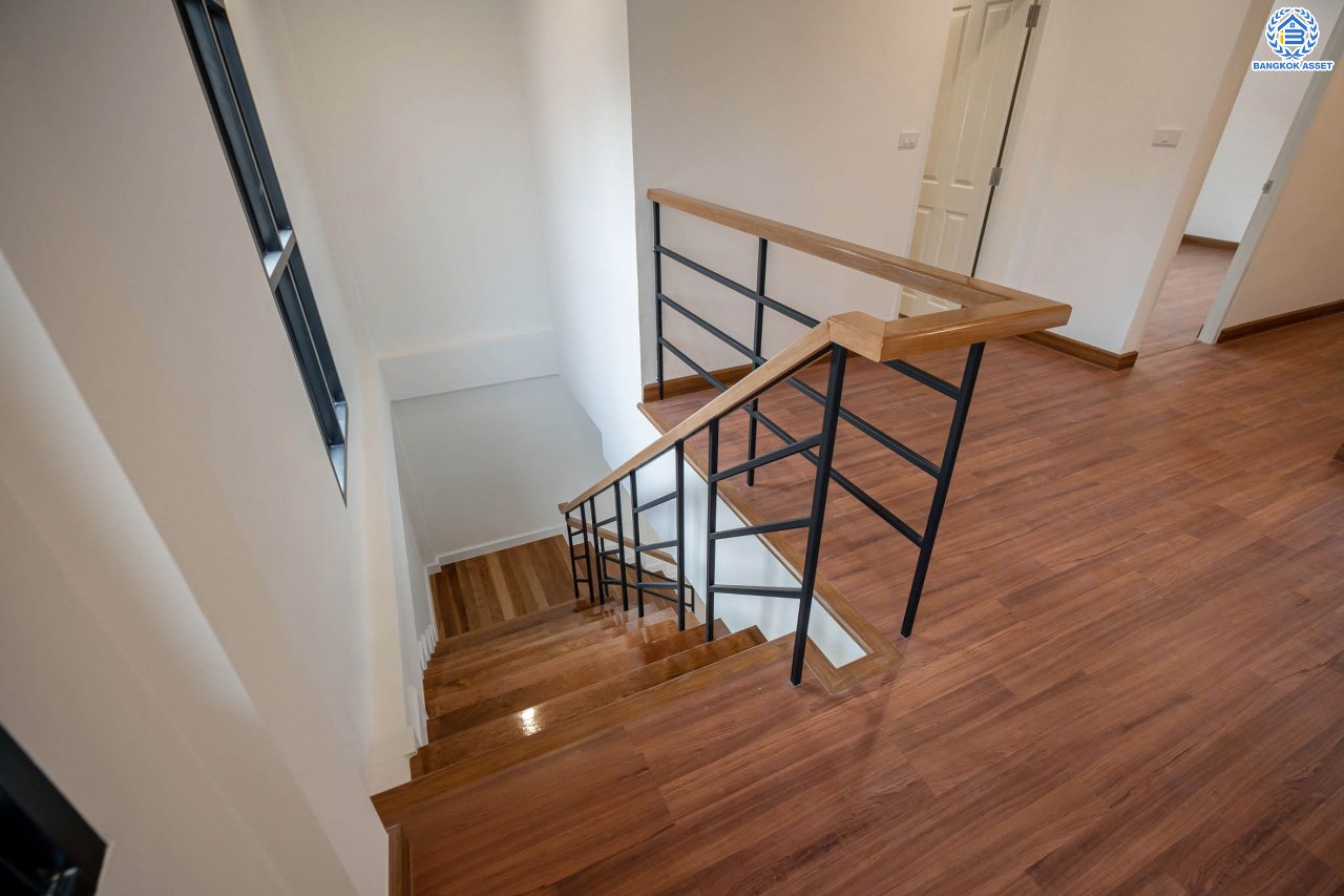 บ้านมือสองตกแต่งใหม่ โครงการ บูรพาวิลล่า3 บรมราชชนนี เนื้อที่ 60 ตร.ว. ฟังก์ชันครบ 4 ห้องนอน 3 ห้องน้ำ 1 ห้องอเนกประสงค์ 2 ที่จอดรถ บ้านสวยสภาพดี พร้อมเข้าอยู่ บนทำเลศักยภาพเข้า-ออกได้หลายเส้นทาง ใกล้รถไฟฟ้าสายสีน้ำเงิน "สถานีไฟฉาย" และทางด่วน "ศรีรัช"